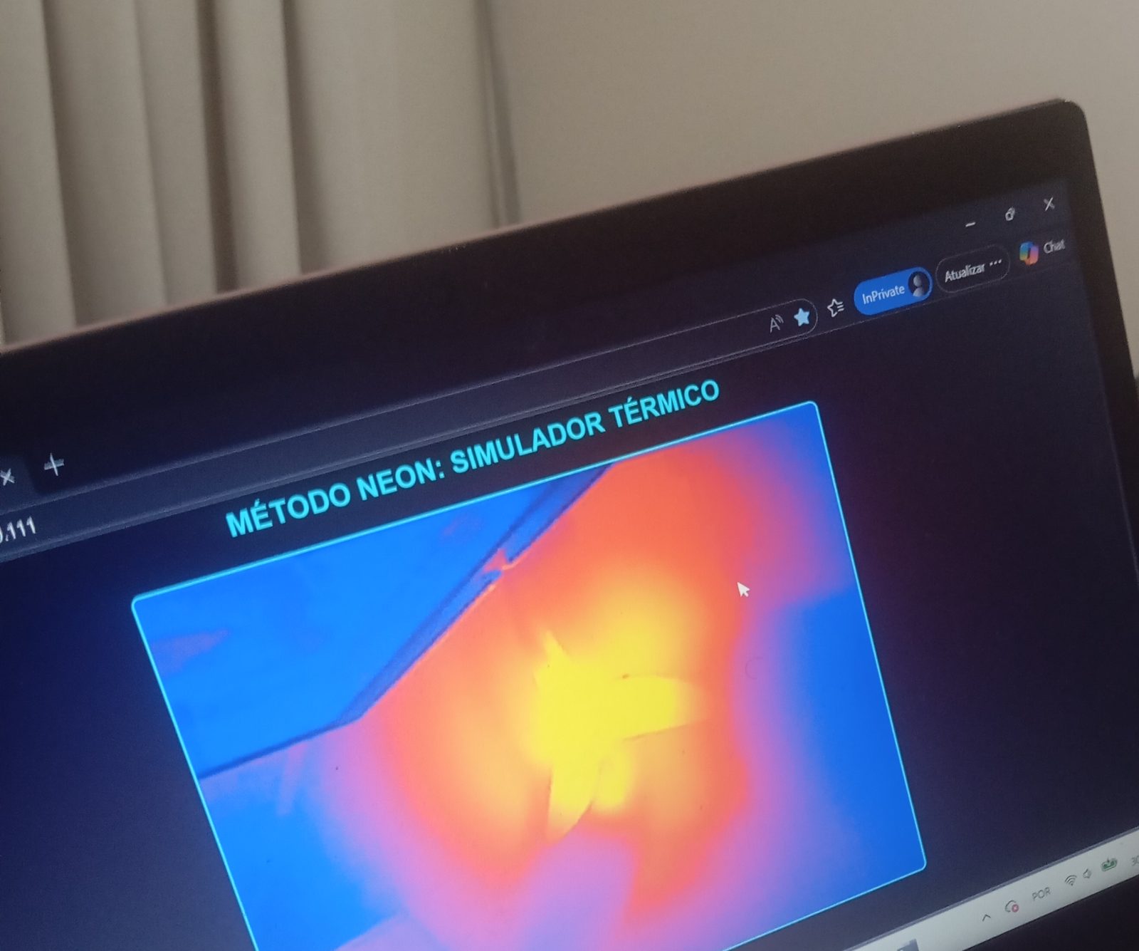 Notebook mostrando o simulador térmico do Método Neon com um ponto quente amarelo